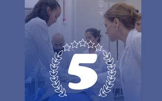 Imagem de quatro pessoas, vestidas de jaleco em laboratório. A imagem tem aplicação de transparência em azul, e o número cinco com estrelas em cima do número