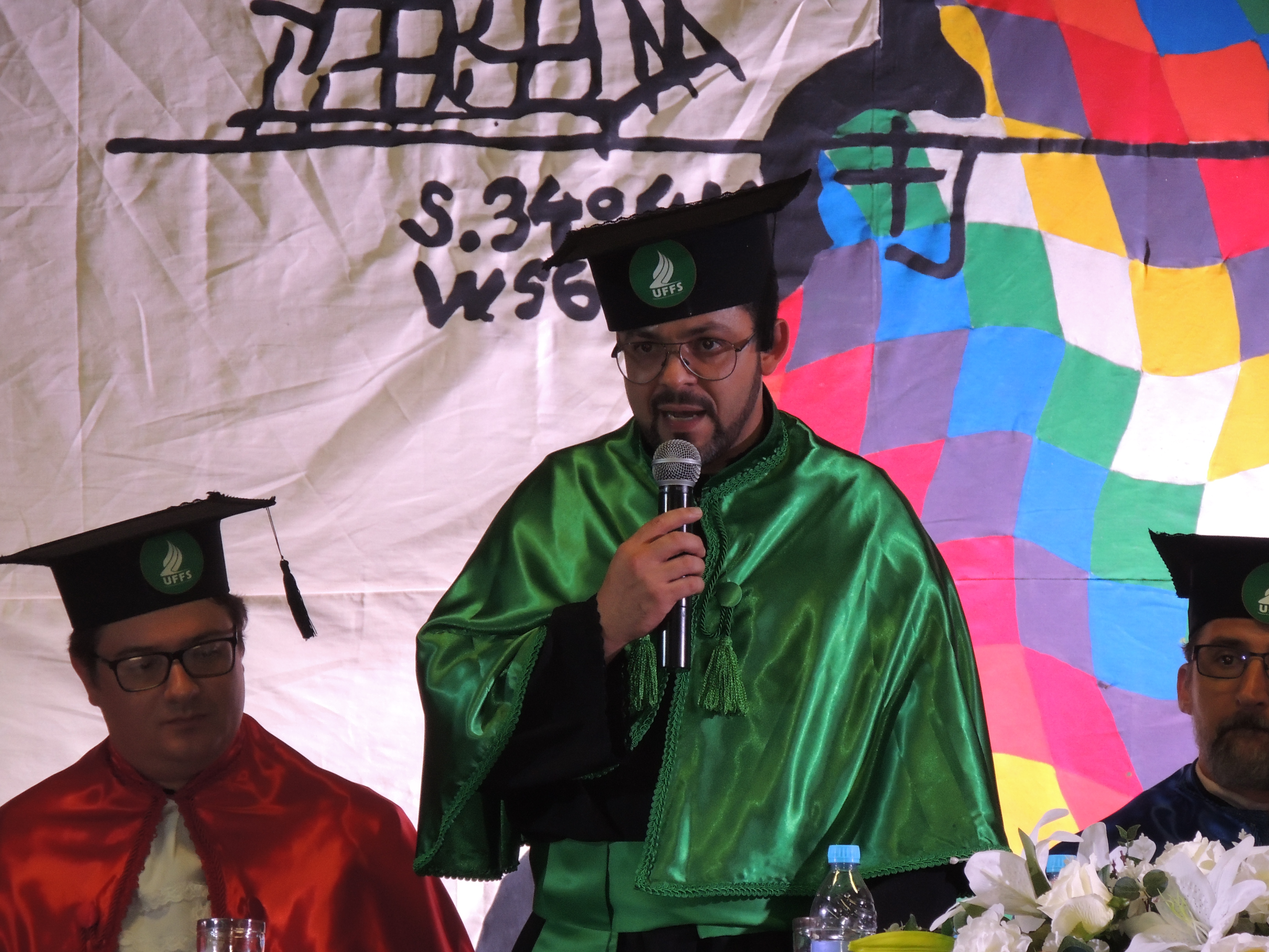 Foto do diretor do Campus Erechim, Anderson Alves Ribeiro, falando com microfone na mão