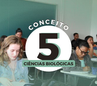 Ilustração informa: Conceito 5, Ciências Biológicas. No plano de fundo aparece a foto dos estudantes durante aula do curso.