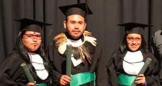 3 estudantes indígenas recebendo diploma de graduação