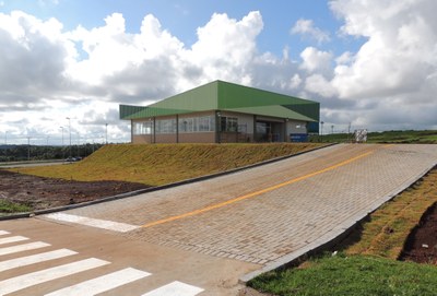 Imagem mostra foto do prédio do Centro Vocacional Tecnológico em Cooperativismo, Agroindustrialização e Agroecologia (CVT), da UFFS - Campus Laranjeiras do Sul