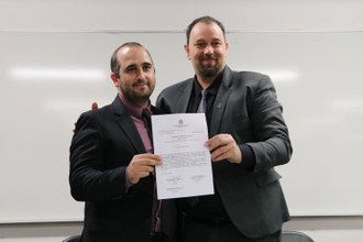 Professor Marcos Antonio Beal e o reitor da UFFS, professor Marcelo Recktenvald, na assinatura do termo de posse