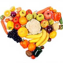 coração formado por várias frutas e legumes