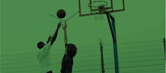 a imagem aparece dois homens arremessando uma bola numa cesta de basquete. a imagem ten fundo verde