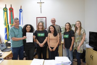 Membros do NEABI na Prefeitura de Cerro Largo para a assinatura do termo de execução do projeto.