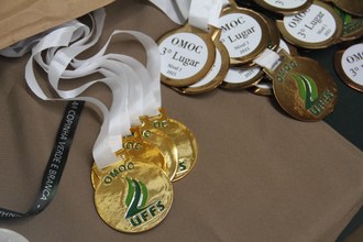 foto de medalhas em cima de uma mesa
