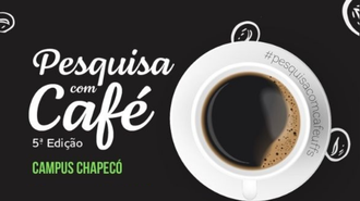 Imagem com fundo preto, com o texto "Pesquisa com Café - 5ª Edição - Campus Chapecó". Também, a imagem de uma xícara com café em um pires.
