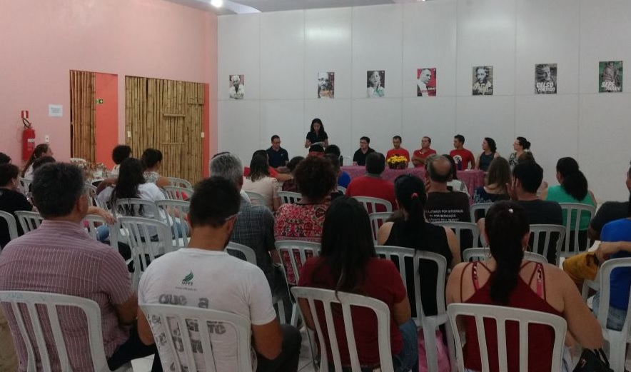 Pessoas sentadas em cadeiras assistindo apresentação da mesa diretiva sobre a Especialização em Realidade Brasileira