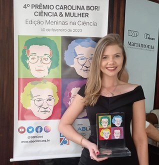 Egressa do curso de Química, Sara Lüneburger, vencedora da 4ª edição do Prêmio “Carolina Bori Ciência & Mulher” 2
