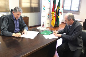Prefeito de Carazinho, Milton Schmitz, e reitor da UFFS, João Alfredo Braida, assinam acordo