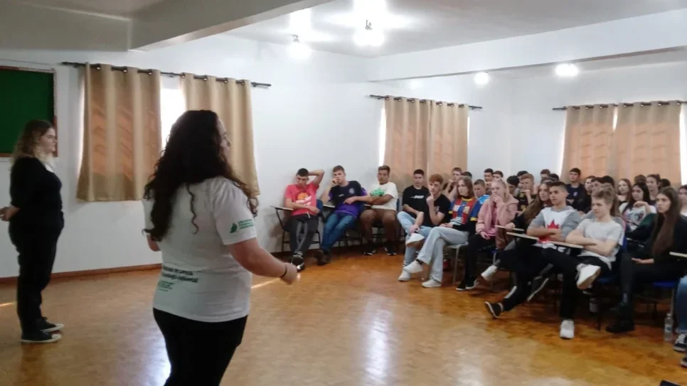 Mestrandas fazem palestra para alunos do ensino médio