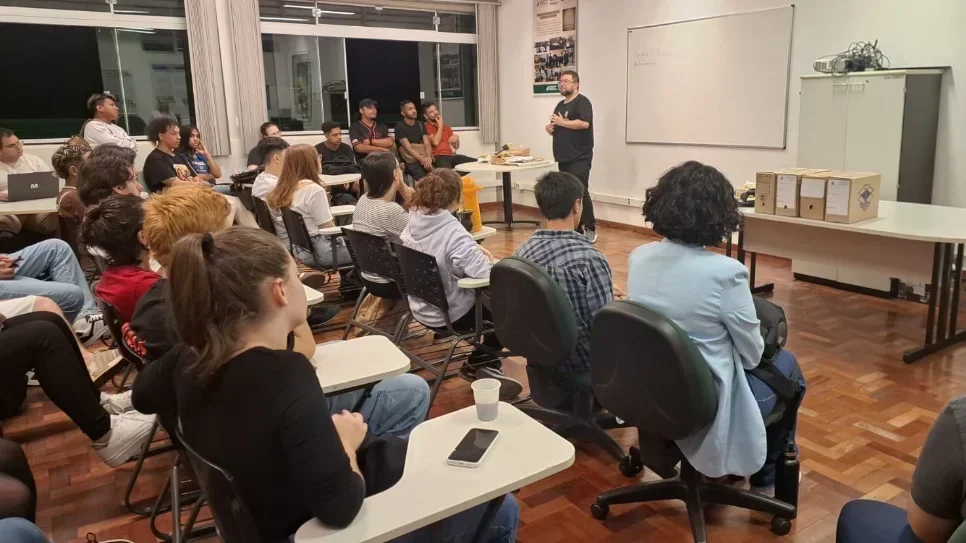 Acadêmicos de História participam de oficinas sobre arqueologia e pesquisa histórica