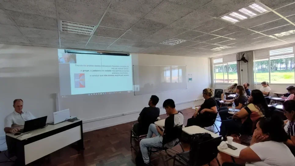 Acadêmicos de Interdisciplinar em Educação do Campo: Ciências da Natureza participam de palestras