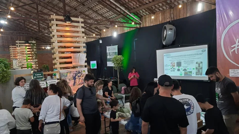 Estande da UFFS na Frinape tem apresentação de pesquisas e outras atrações