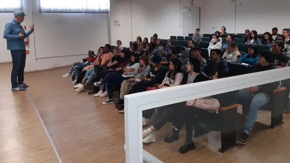 Acadêmicos participam de palestra sobre acidentes com serpentes