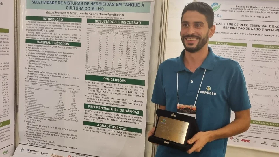 Egresso da UFFS conquista prêmio com pesquisa sobre aplicação de herbicidas para o milho