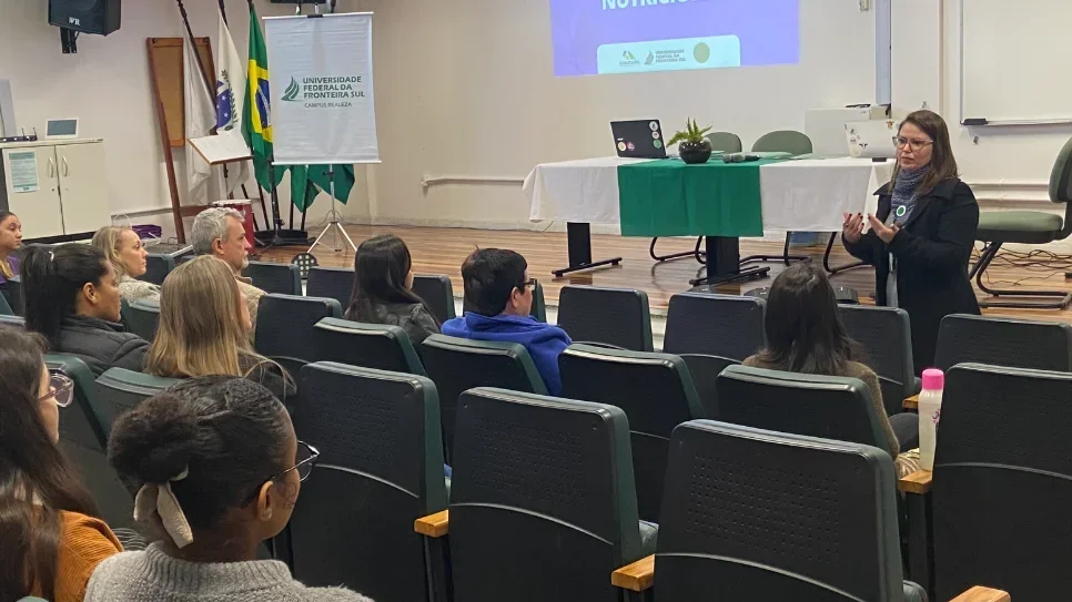 UFFS entrega rotulagem nutricional para agricultores familiares de Capitão Leônidas Marques